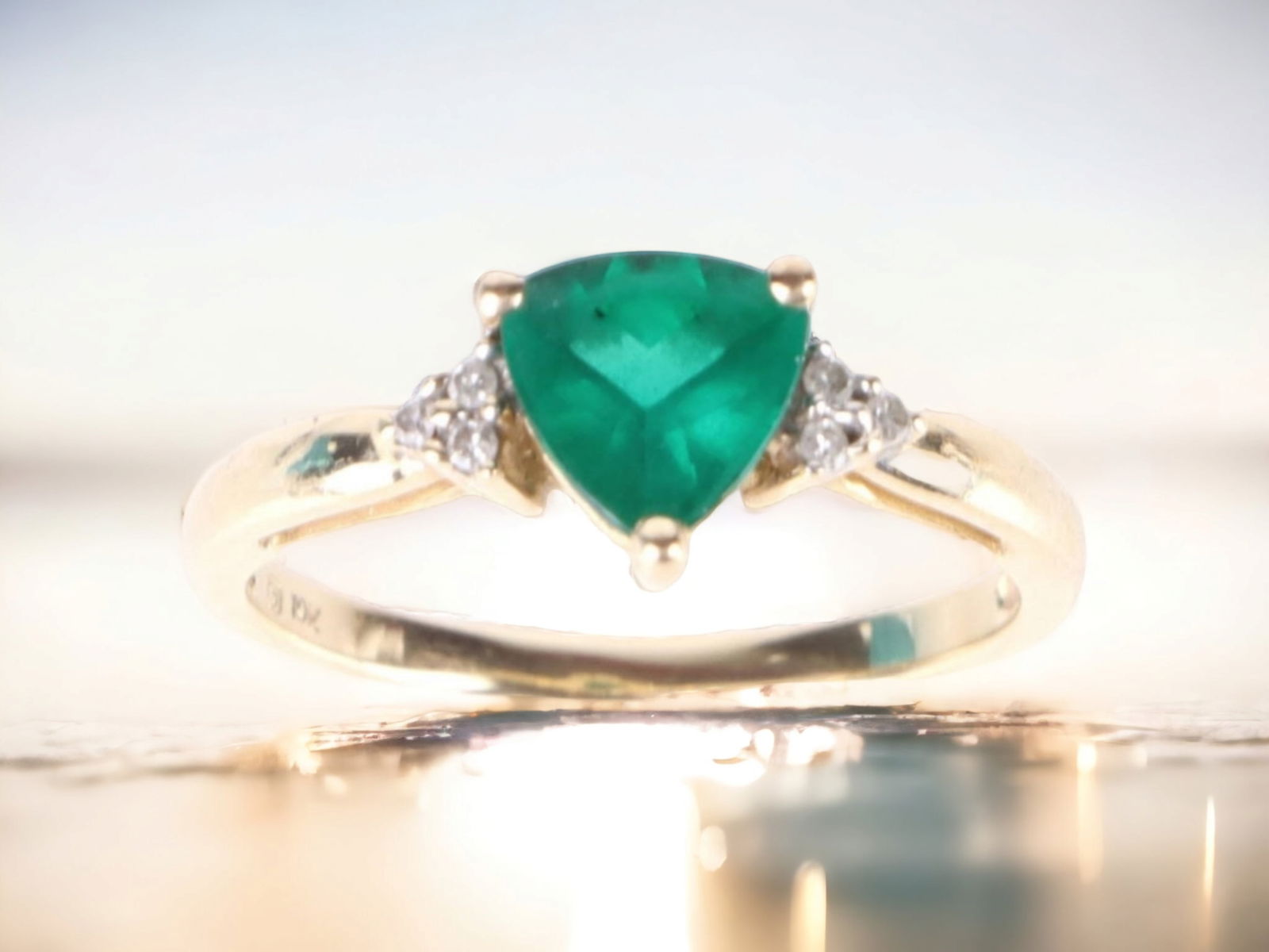 10K YELLOW GOLD EMERALD & DIAMOND LADIES RING (1 of 5)