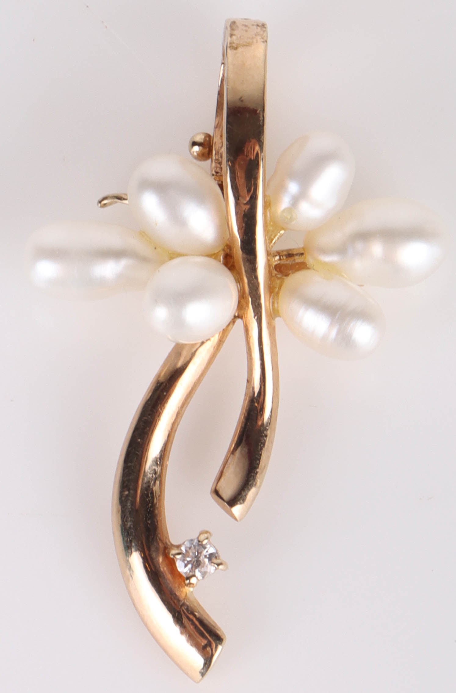 14K YELLOW GOLD PEARL DIAMOND LADIES BROOCH: 168150 14K YELLOW GOLD PEARL DIAMOND LADIES BROOCH 14k yellow gold pearl diamond ladies brooch with six white baroque pearls and one 0.04ct round diamond. Stone Type: DiamondWeight: 3.5 Grams Size: 1.