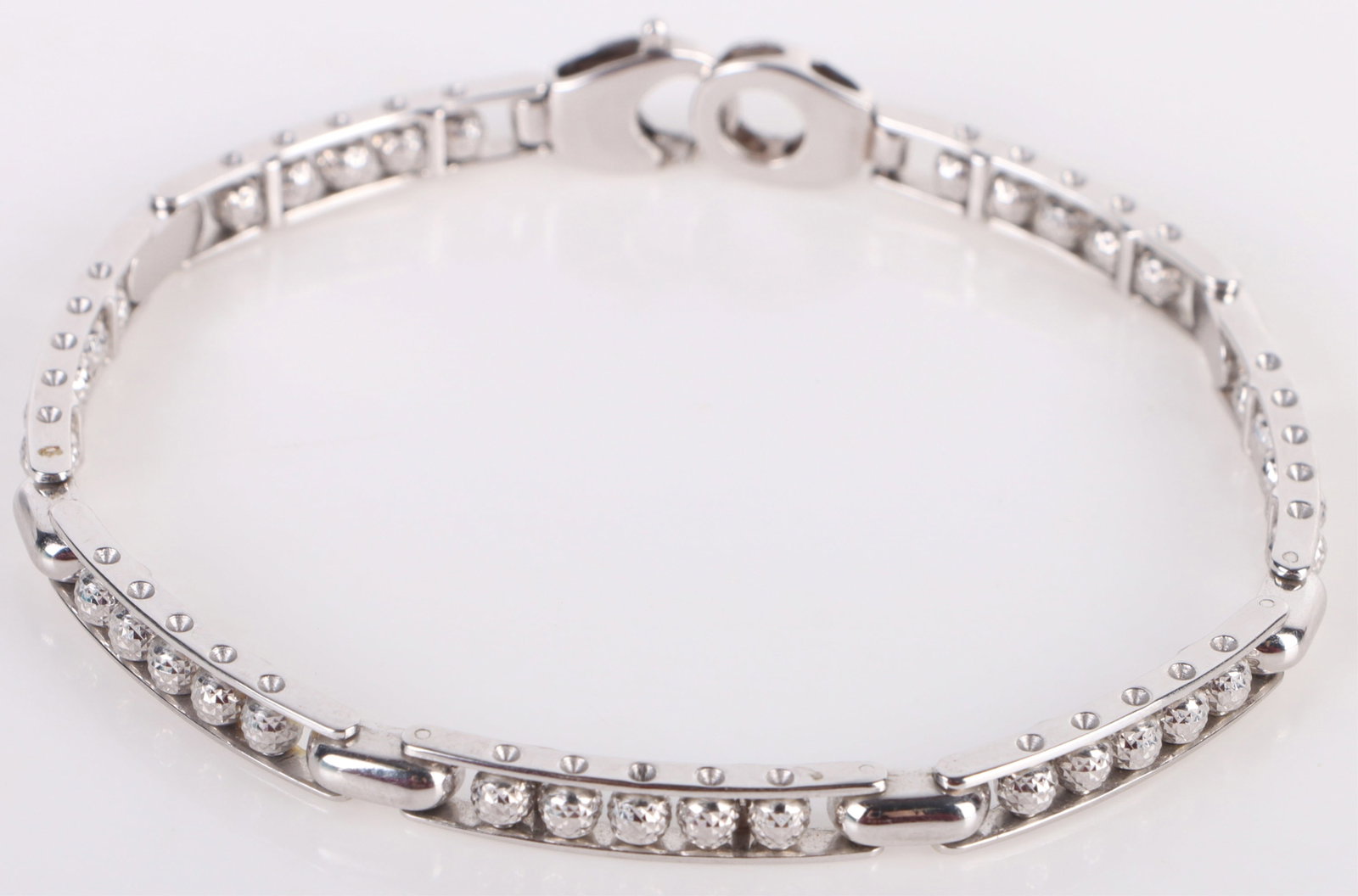 14K WHITE GOLD CUSTOM-LINK CHAIN LADIES BRACELET: 175026 14K WHITE GOLD CUSTOM-LINK CHAIN LADIES BRACELET 14k white gold custom-link ladies bracelet. Weight: 10.22 Grams Size: 7.5" length Condition: Very fine.