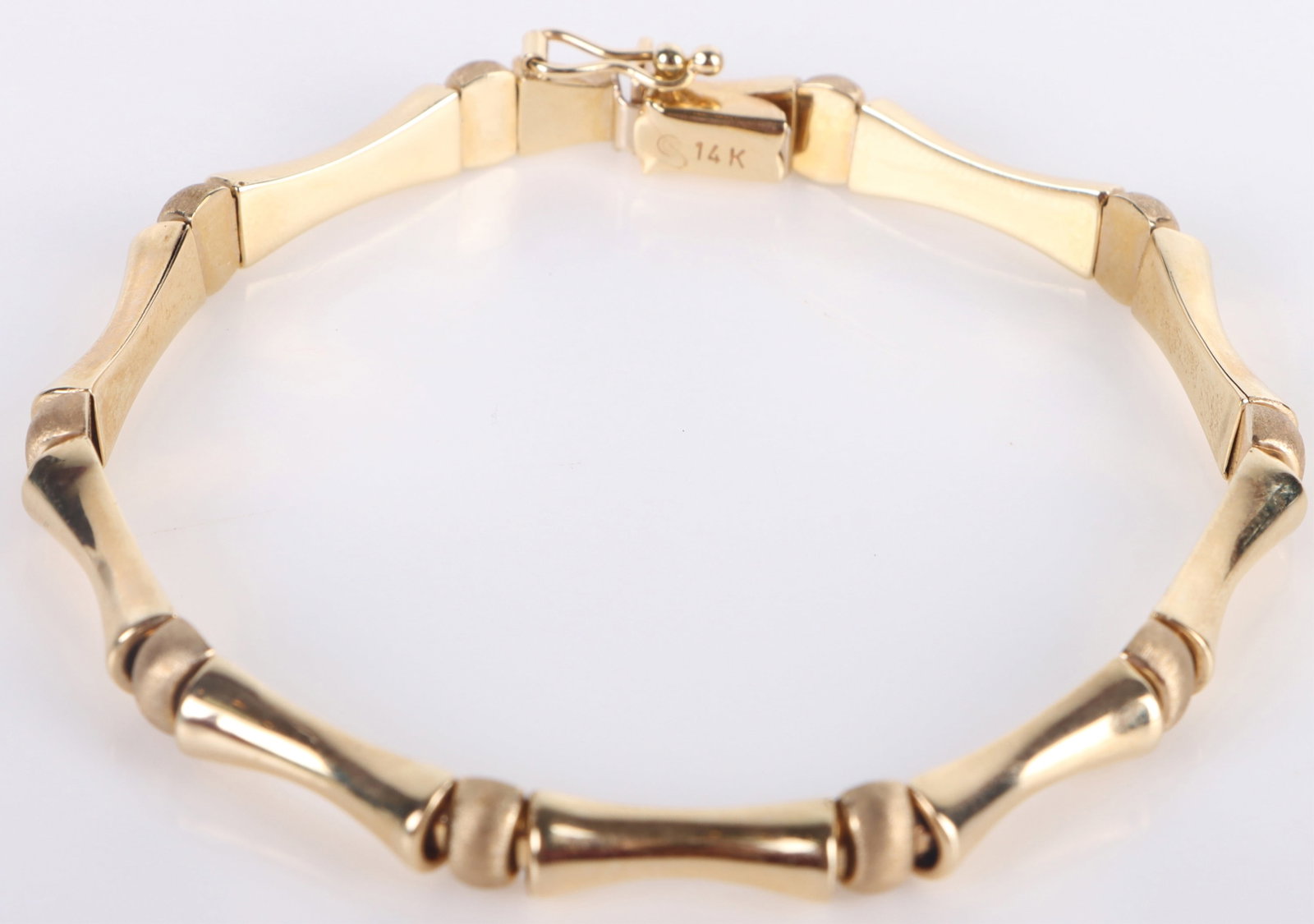 14K YELLOW GOLD BONE-LINK CHAIN LADIES BRACELET: 175037 14K YELLOW GOLD BONE-LINK CHAIN LADIES BRACELET 14k yellow gold bone-link ladies bracelet. Weight: 7.65 Grams Size: 7.0" length Condition: Very fine.