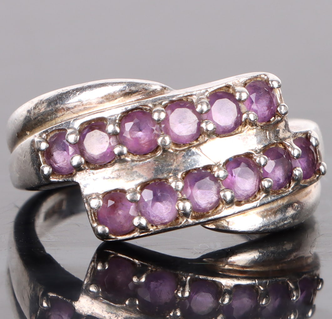 VINTAGE AMETHYST STERLING SILVER LADIES RING (1 of 3)