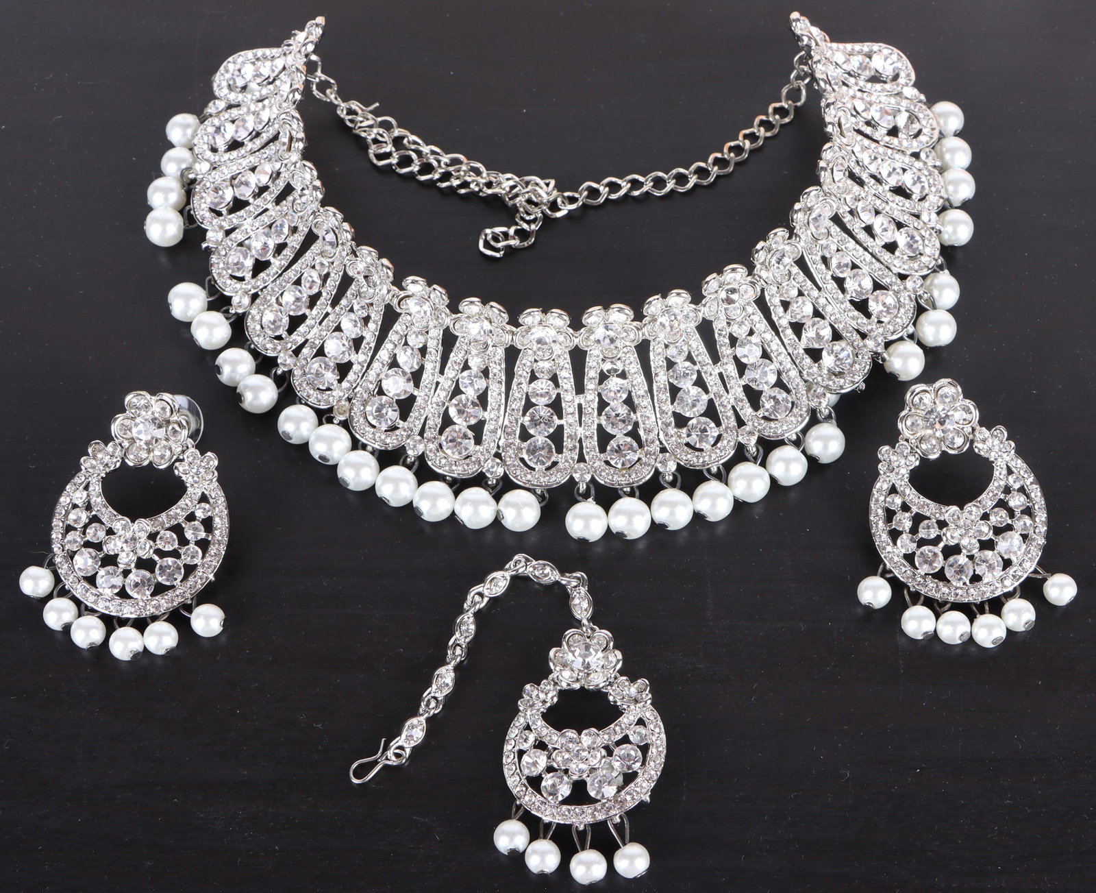 LADIES ORNATE RHINESTONE JEWELRY W/ ORIGINAL BOX: 179339 LADIES ORNATE RHINESTONE JEWELRY W/ ORIGINAL BOX Ladies ornate rhinestone jewelry w/ original box to include one choker necklace, a set of nice earrings, and one extended earring. Size: Varied 