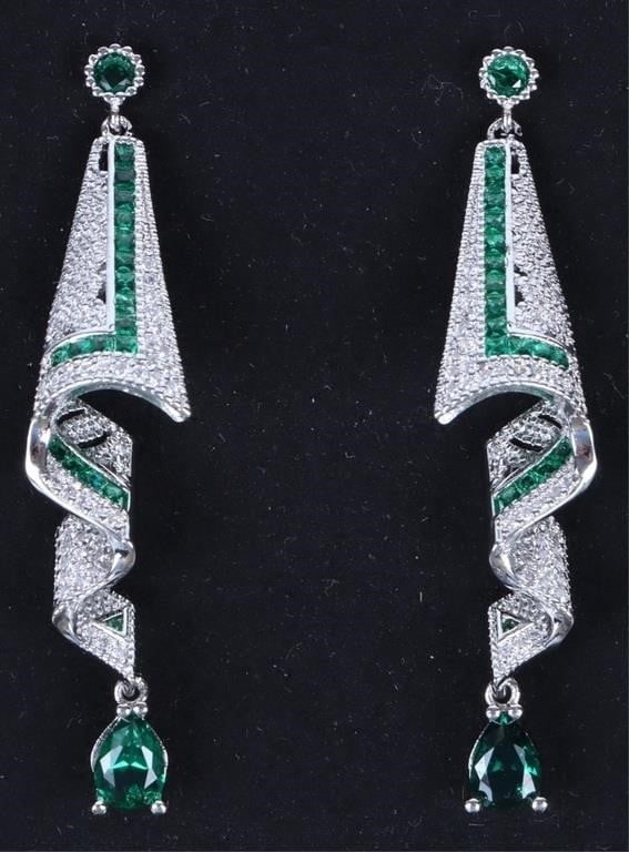 STUNNING LADIES GREEN DANGLE EARRINGS (1 of 2)