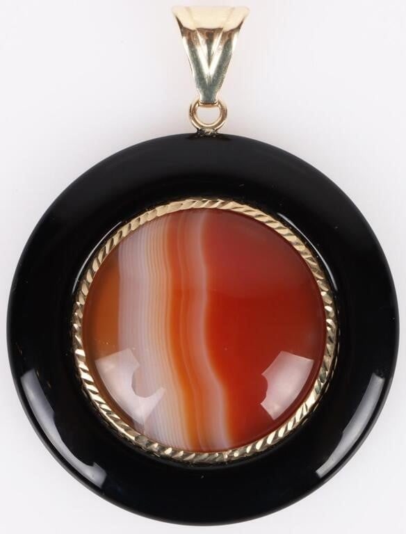 14K YELLOW GOLD ORANGE AGATE & ONYX PENDANT: 14k yellow gold orange agate and onyx pendant.Stone Type: OnyxWeight: 14.5 GramsSize: 2"Condition: Very fine.