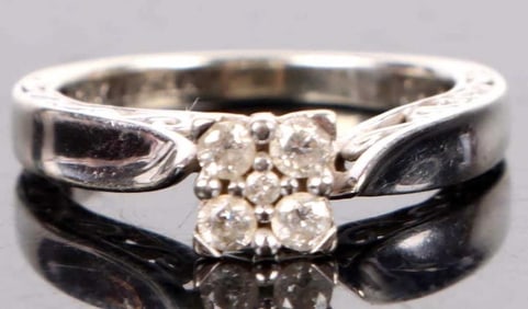 10K WHITE GOLD DIAMOND LADIES RING