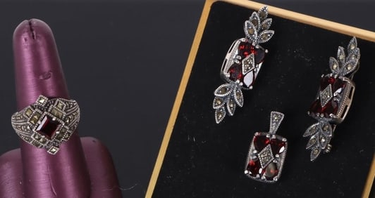 VINTAGE GARNET STERLING SILVER LADIES JEWELRY SET