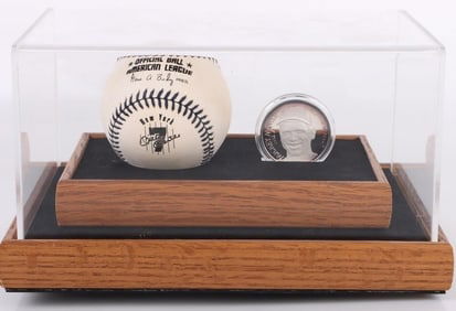 MICKEY MANTLE BASEBALL & .999 SILVER COIN W/ CASE