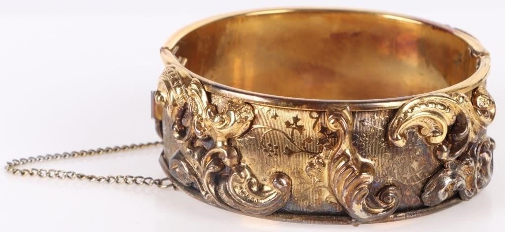 VINTAGE ORNATE GOLD-TONE VICTORIAN-STYLE BANGLE: Vintage ornate gold-toned Victorian-style ladies bangle bracelet. Size: 8.0" Length Condition: Very fine.