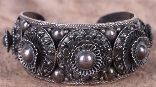 VINTAGE STERLING SILVER SIAM LADIES BANGLE