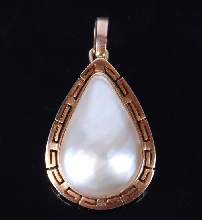 14K YELLOW GOLD PEARL LADIES TEARDROP PENDANT: 14k yellow gold pearl ladies teardrop pendant. Stone Type: Pearl Weight: 3.6 grams Size: 1.25" Length Condition: Very fine.