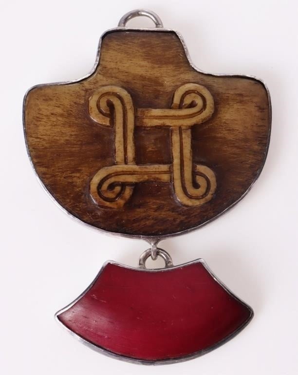 JANICE E. RIPLEY STERLING SILVER WOOD PENDANT: Janice E. Ripley sterling silver wooden carved pendant. Weight: 11.5 grams Size: 2.25" length Condition: Very fine.