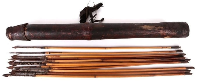 ANTIQUE HANDCRAFTED LEATHER QUIVER W/ 12 ARROWS