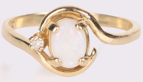14K YELLOW GOLD DIAMOND OPAL LADIES RING