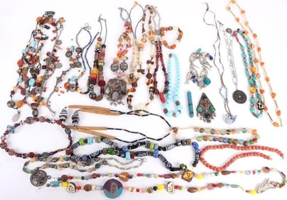 ASSORTED DECORATIVE JEWELRY LOT