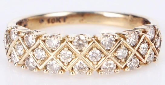 LUXURIOUS 10K GOLD 0.25 CTW. DIAMOND LADIES RING