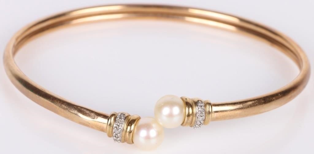 10K YELLOW GOLD PEARL DIAMOND LADIES BRACELET: 10k yellow gold pearl diamond ladies bracelet with six 0.01ct round diamonds. Stone Type: Assorted Weight: 5.67 Grams Size: 7.5" Length Condition: Very fine.