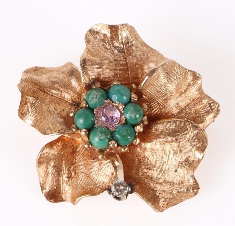 14K YELLOW GOLD FLORAL LADIES BROOCH: 14k yellow gold floral ladies brooch with one 0.05ct round white sapphire and one pink kunzite. Stone Type: Assorted Weight: 9.4 grams Size: 1.25" Length Condition: Very fine.