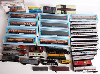 ASSORTED HO IHC TOY TRAIN CARS W/ MISC TRACKS