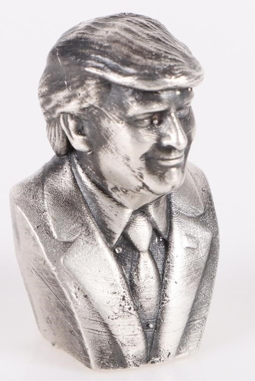 FINE SILVER 1OZ TRUMP BUST #68 W/ GOLD SPARTAN COA: Fine silver 1oz Trump Bust #68 W/ Gold Spartan COA card. This is one of only 500 minted. Weight: 31.10 Grams Condition: Very fine.