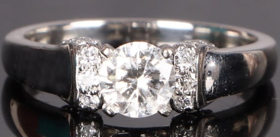 0.75CT VS NTAURAL CENTER DIMAOND PLATINUM RING