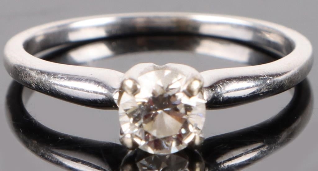 18K 0.40CT NATURAL DIAMOND SOLITAIRE VS G-H: 18K white gold 0.40CT natural diamond solitaire VS clarity g-h color. Stone Type: Diamond Weight: 2.00 Grams Size: 5.5 Condition: Very Fine