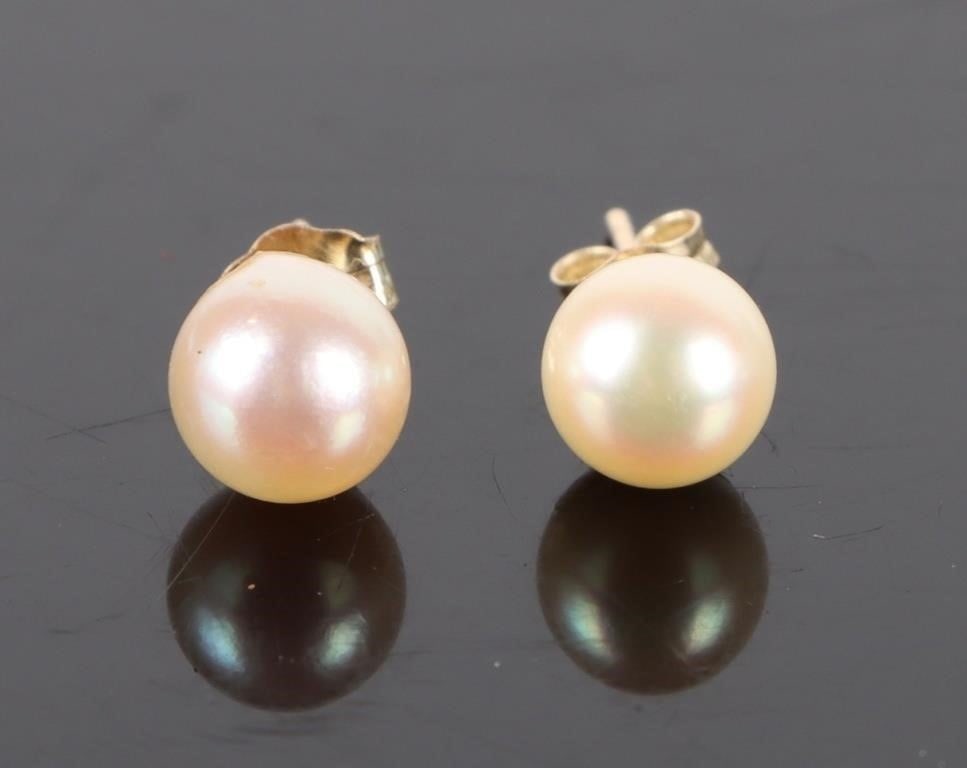 14K YELLOW GOLD WHITE PEARL LADIES STUD EARRINGS: 14k yellow gold white pearl ladies stud earrings with two 4.5-4.6mm white pearls.Stone Type: PearlSize: 0.5" LengthCondition: Very fine.