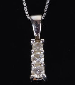 NATURAL DIAMOND GRADUATING JOURNEY PENDANT NECKLACE