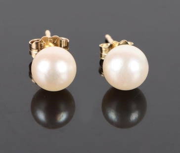 14K YELLOW GOLD WHITE PEARL LADIES STUD EARRINGS: 14k yellow gold white pearl ladies stud earrings with two 6.0-6.1mm white pearls.Stone Type: PearlSize: 0.5" LengthCondition: Very fine.