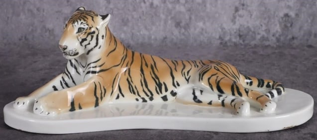 MEISSEN LIEGENDER 'TIGER' PORCELAIN STATUE