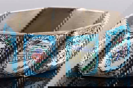 ANTIQUE VINTAGE PERSIAN HAND PAINTED BRACELET: Antique vintage Persian hand painted enamel panel bracelet. The detail on the bracelet is impeccable. Each panel has a very intricate design.Weight: 35.76 GramsSize: 7"Condition: The clasp sticks