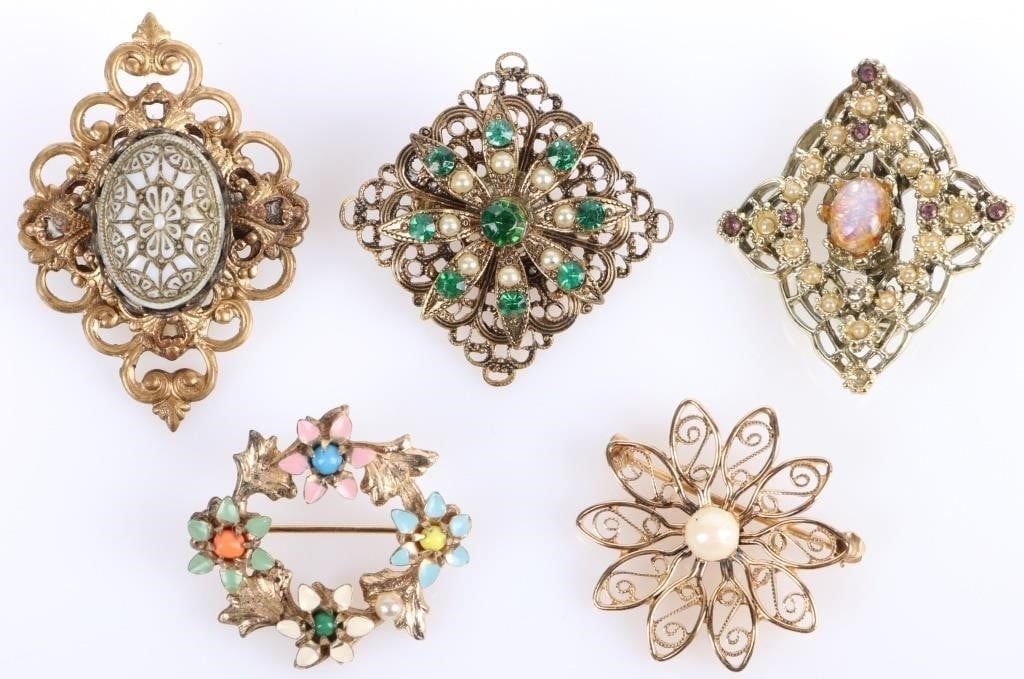 BEAUTIFUL ANTIQUE LADIES FILIGREE BROOCHES (5): Beautiful antique ladies filigree brooches (5). This lot contains 5 beautifully done filigree art deco brooches. They come in various styles and have various rhinestones.Weight: 26.60 Grams totalCondi