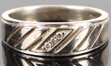 10K WHITE GOLD DIAMOND LADIES RING