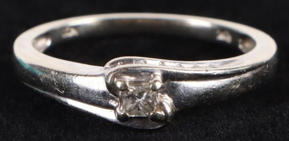 10K WHITE GOLD DIAMOND LADIES RING