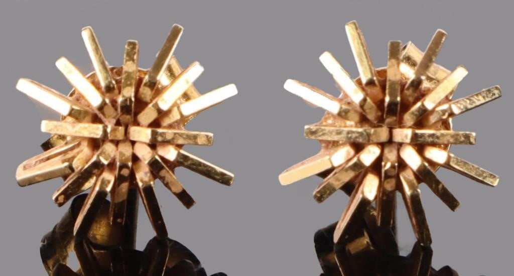 18K YELLOW GOLD LADIES STUD EARRINGS: 18k yellow gold ladies stud earrings.Weight: 1.29 GramsSize: 0.5" LengthCondition: Very fine.