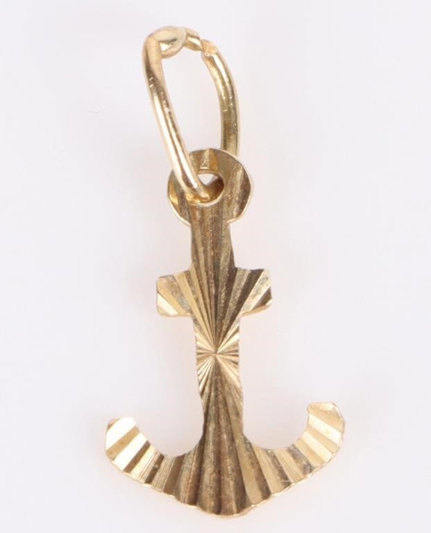 18K YELLOW GOLD ANCHOR PENDANT: 18K yellow gold anchor pendant. Condition: Very Fine