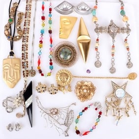 ASSORTED BEAUTIFULLY ORNATE COSTUME LADIES JEWELRY