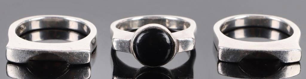 MODERNIST RECTANGLE ONYX STERLING SILVER RING: Modernist rectangle onyx sterling silver ring se twith two bands.Stone Type: OnyxWeight: 22.09 GramsSize: 8.0Condition: Very Fine