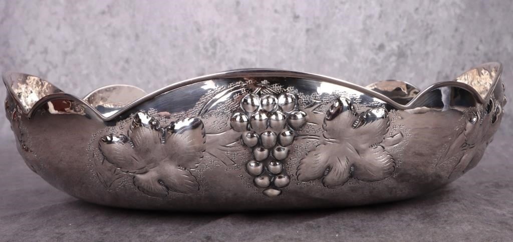 PRISTINE 0.800 SILVER OVAL CELLESATO A MANO BOWL: Pristine 0.800 silver oval Cellesato A Mano bowl includes a beautiful grape vine repousse around the outside of the bowl. Weight: 526.20 Grams Size: 12.00" X 8.75" Condition: Like New.
