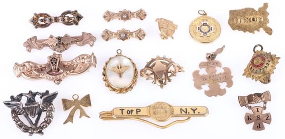 VINTAGE BRASS AMERICAN PINS/BROOCH COLLECTION (16)