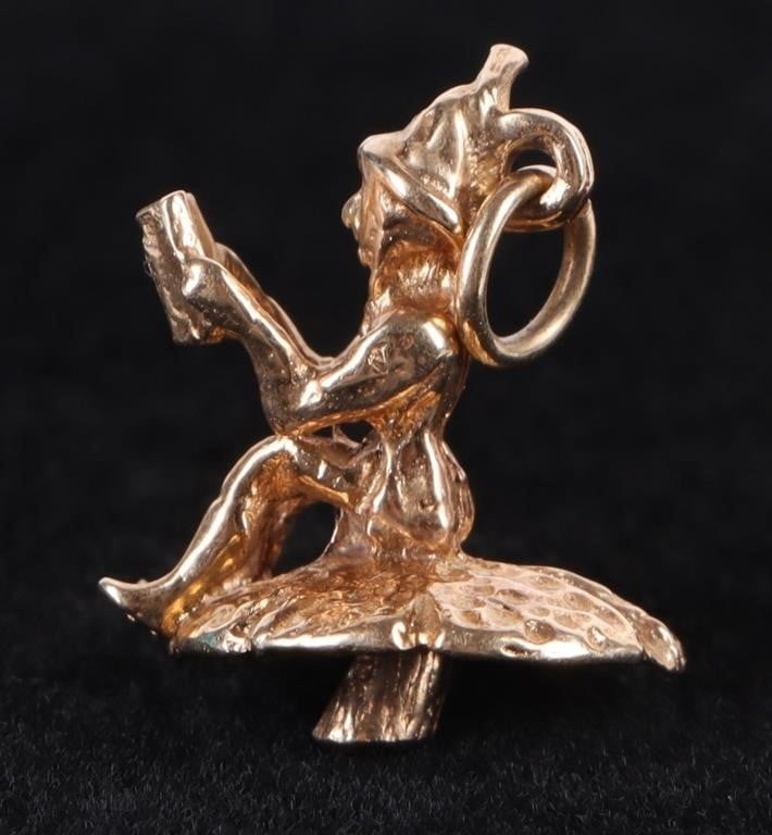 VINTAGE 9K ELF READING ON A TOADSTOOL CHARM (1 of 3)