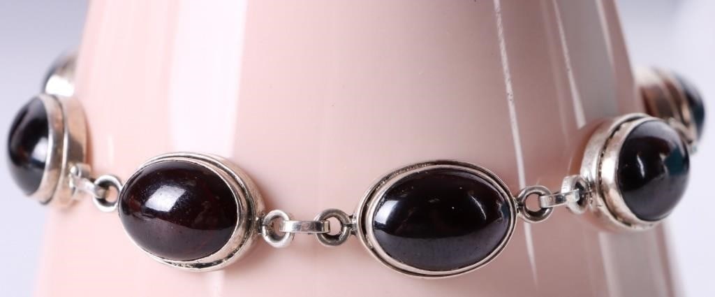 9X10MM CABOCHON GARNET SOUTHWEST LADIES BRACELET (1 of 1)