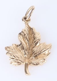 14K YELLOW GOLD MAPLE LEAF PENDANT.