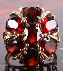 10K YELLOW GOLD CLUSTER GARNET LADIES RING