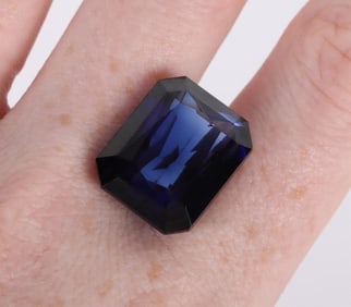 28.75CT EMERALD-CUT BLUE SAPPHIRE GEMSTONE