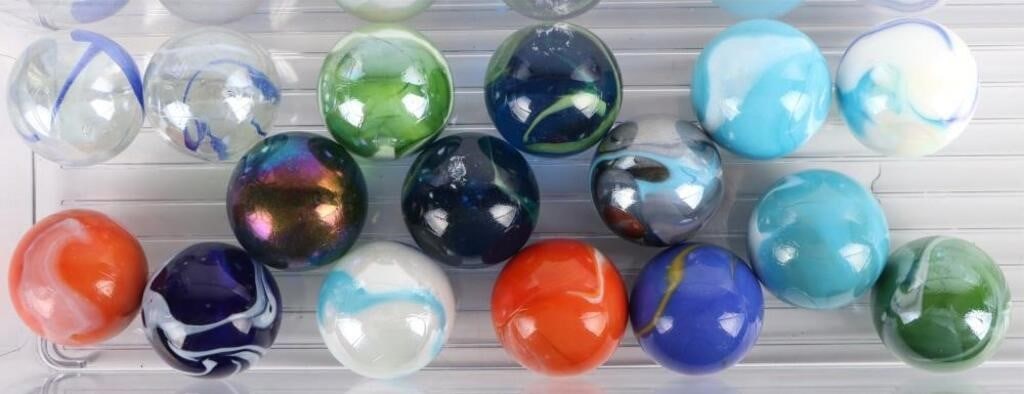 VINTAGE LARGE 35MM IRIDESCENT ART GLASS MARBLES: Vintage large 35mm iridescent art glass marbles - lot of 16. Size: 35mm Condition: Very fine.