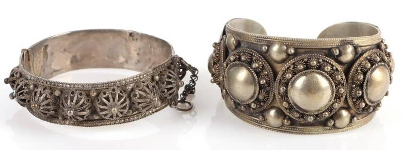 VINTAGE STERLING SILVER BRACELETS LOT OF 2: Vintage sterling silver bracelet lot of 2 to include: one SIAM cannetille flower dome cuff bracelet and filigree hinged bangle bracelet.Weight: 104.6 Grams totalCondition: Very fine