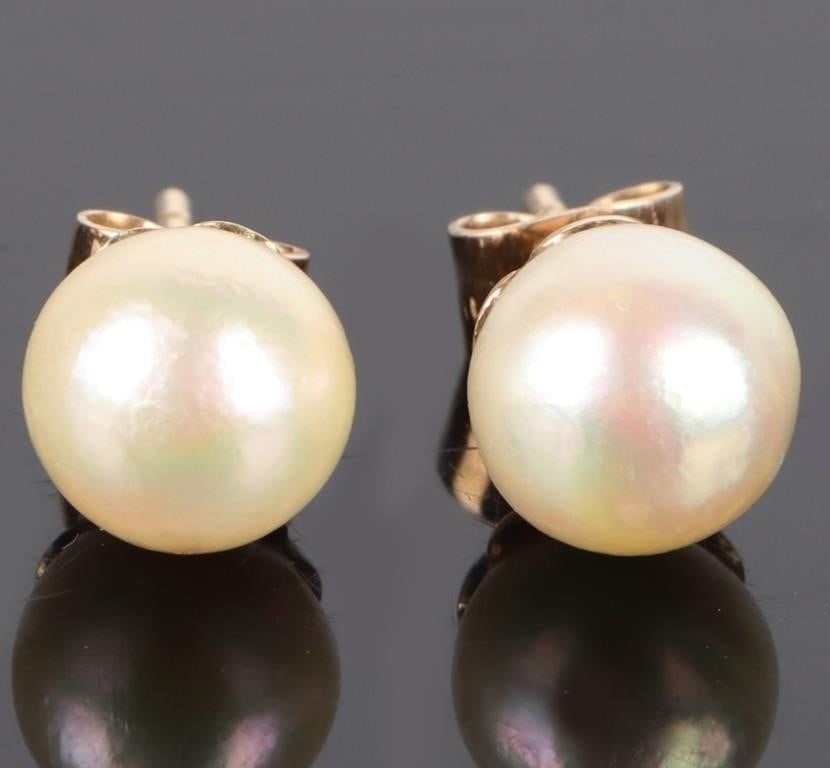 14K YELLOW GOLD WHITE PEARL STUD EARRINGS: 14k yellow gold white pearl stud earrings to include two 8.6-8.4mm white pearls. Stone Type: Pearl Weight: 3.51 Grams Size: 0.75" Length Condition: Very fine.