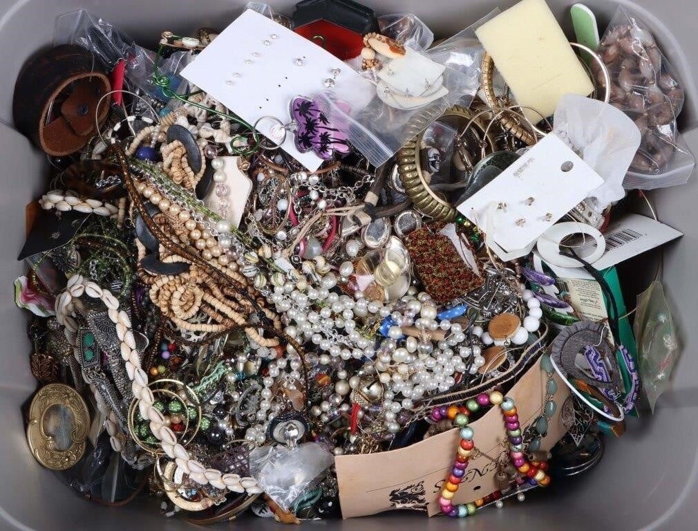 50LBS UNSEARCHED FASHION JEWELRY VINTAGE & MODERN (1 of 2)