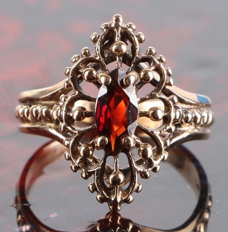 OVAL GARNET FILIGREE 10K YELLOW GOLD LADIES RING (1 of 3)