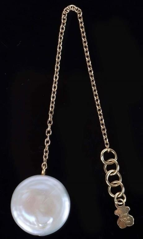TOUS 18K YELLOW GOLD BAROQUE PEARL CHARM: Tous designer 18k yellow gold baroque pearl dangle charm. Stone Type: Pearl Weight: 1.63 Grams Size: 4.0" length Condition: Very fine.